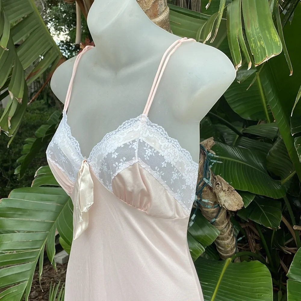 Vintage nylon slip dress with lace trim bodice and bow - Picture 3 of 7